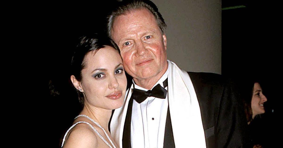 Непростые отношения Анджелина Джоли и ее отца. Почему Джон Войт считает свою дочь психически больной?