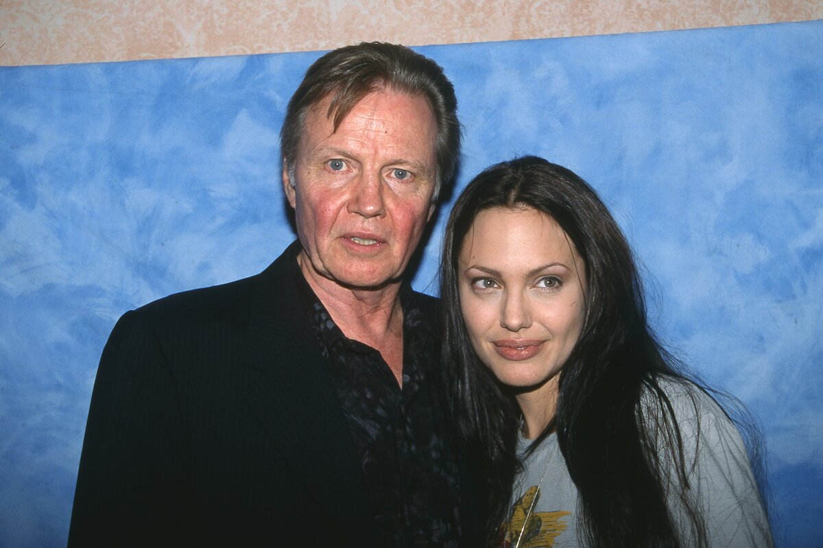 Непростые отношения Анджелина Джоли и ее отца. Почему Джон Войт считает свою дочь психически больной?